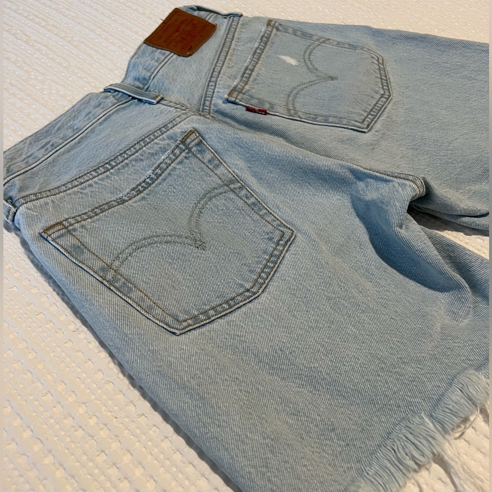 Women’s Levi 501 Mid Thigh Short Size 24 in Luxor Focus Wash